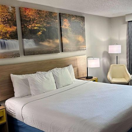 Days Inn By Wyndham Columbia Ne Fort Jackson Exterior photo