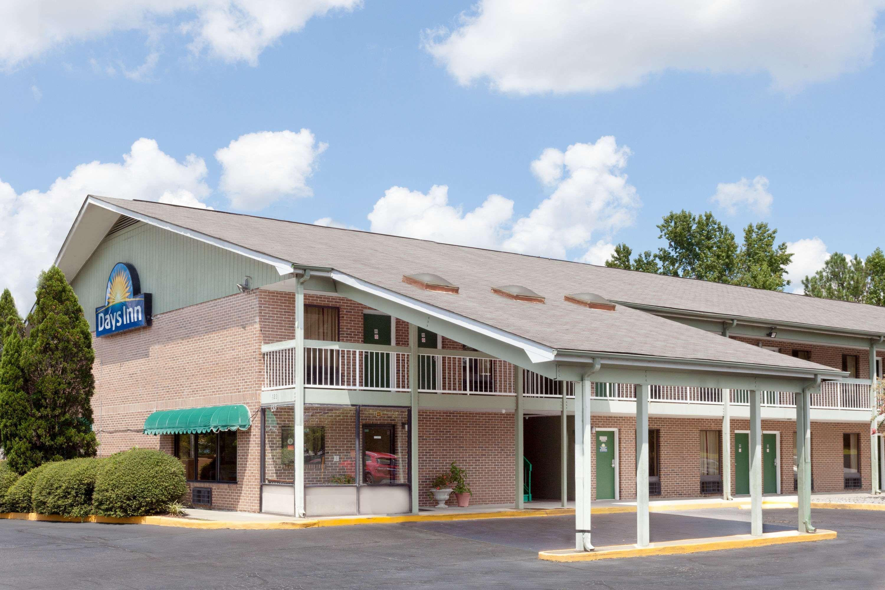Days Inn By Wyndham Columbia Ne Fort Jackson Exterior photo