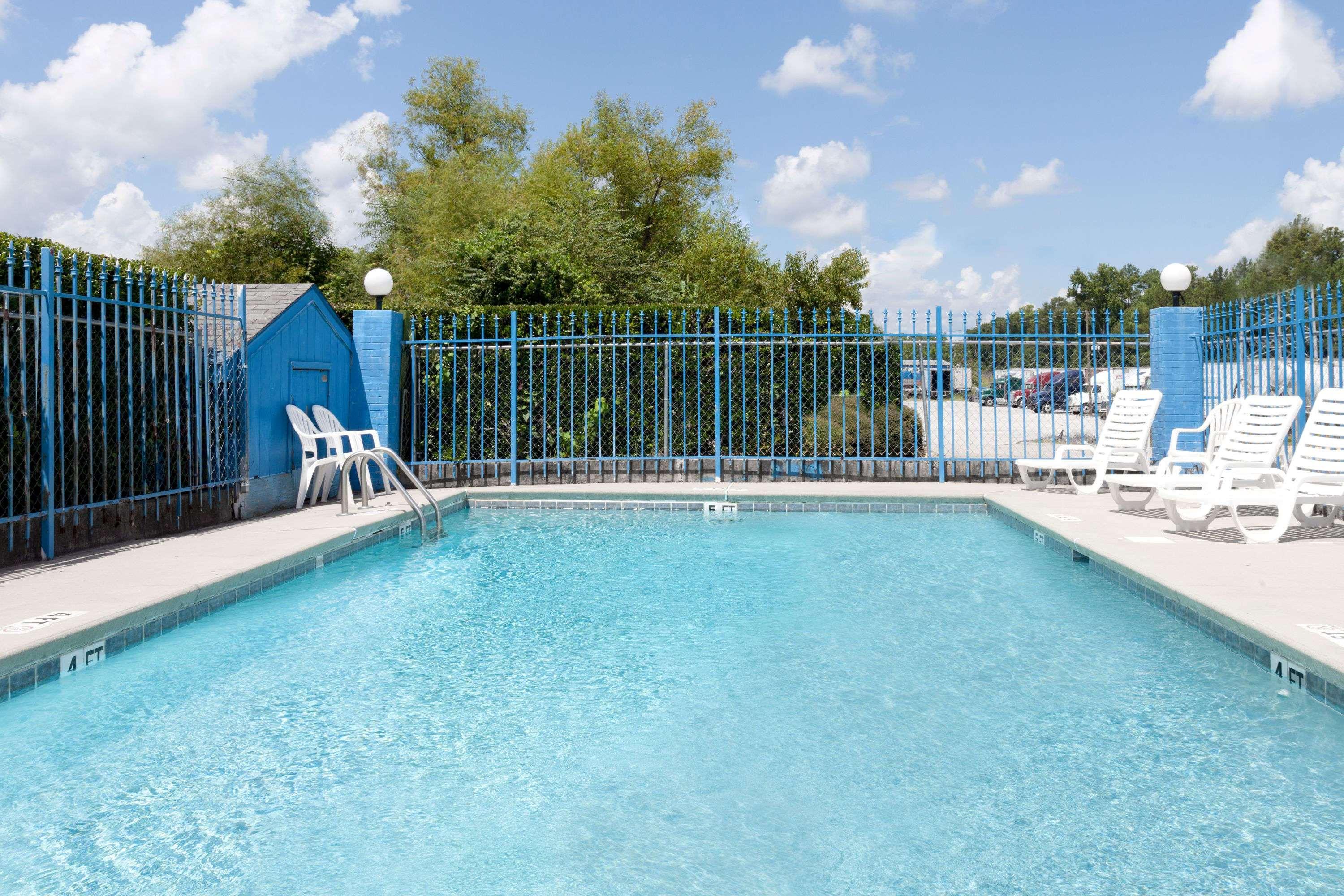 Days Inn By Wyndham Columbia Ne Fort Jackson Exterior photo