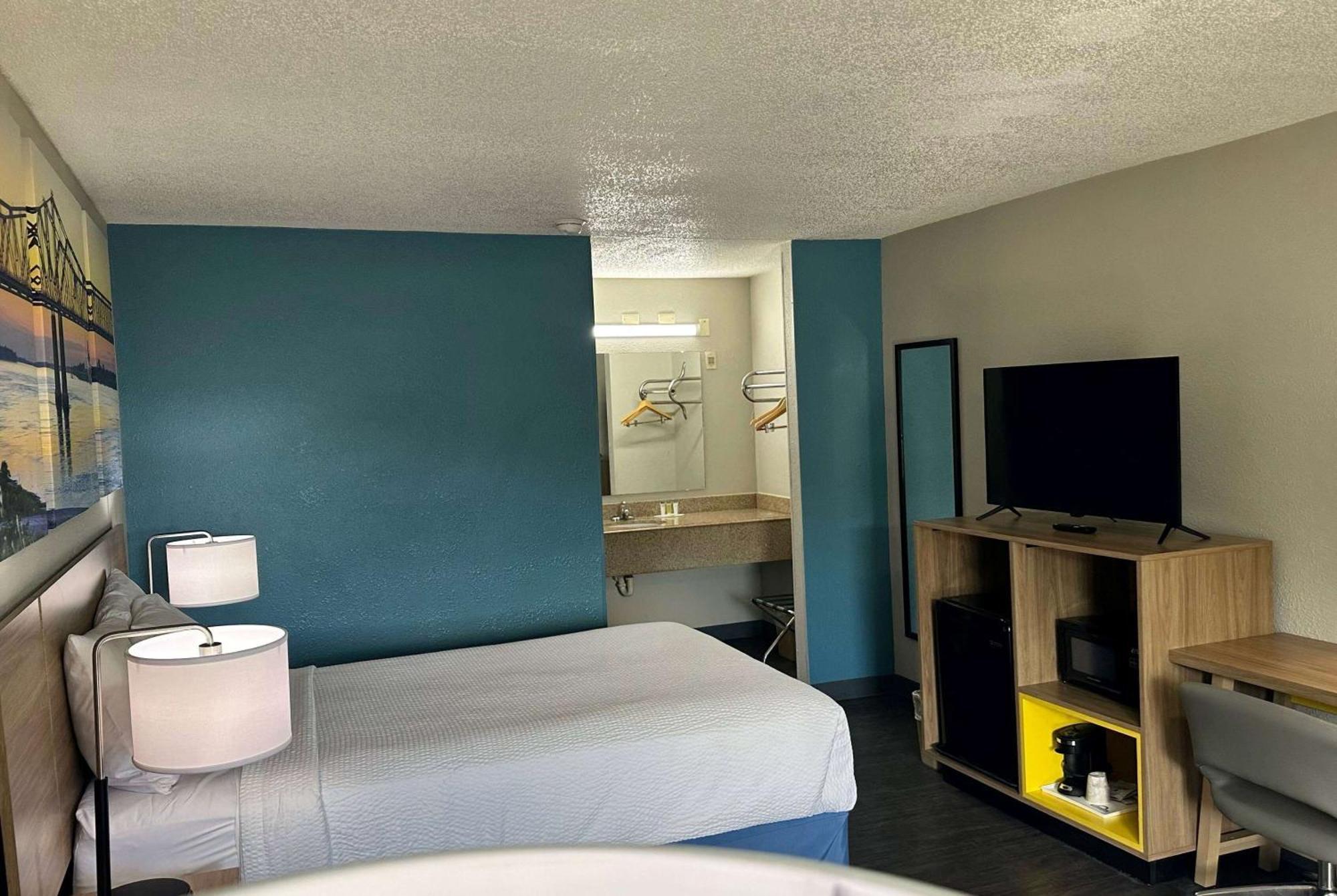 Days Inn By Wyndham Columbia Ne Fort Jackson Exterior photo