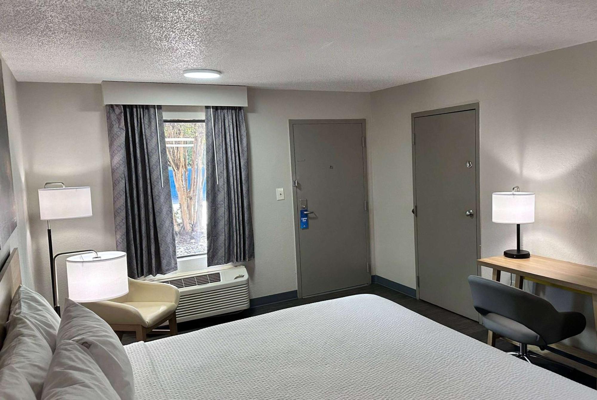 Days Inn By Wyndham Columbia Ne Fort Jackson Exterior photo