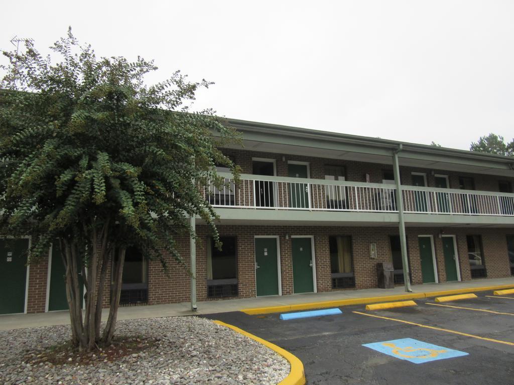 Days Inn By Wyndham Columbia Ne Fort Jackson Exterior photo