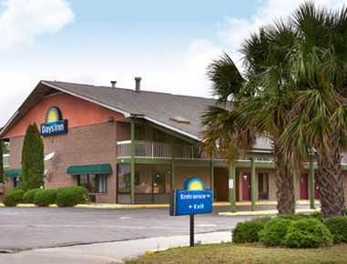Days Inn By Wyndham Columbia Ne Fort Jackson Exterior photo